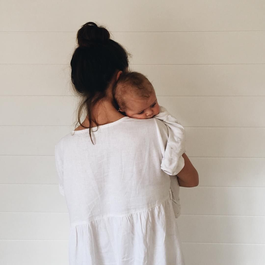 Брюнетка с ребенком