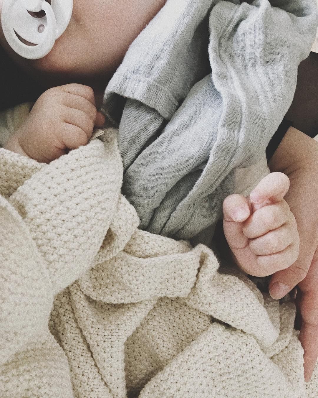 Мама и малыш со спины