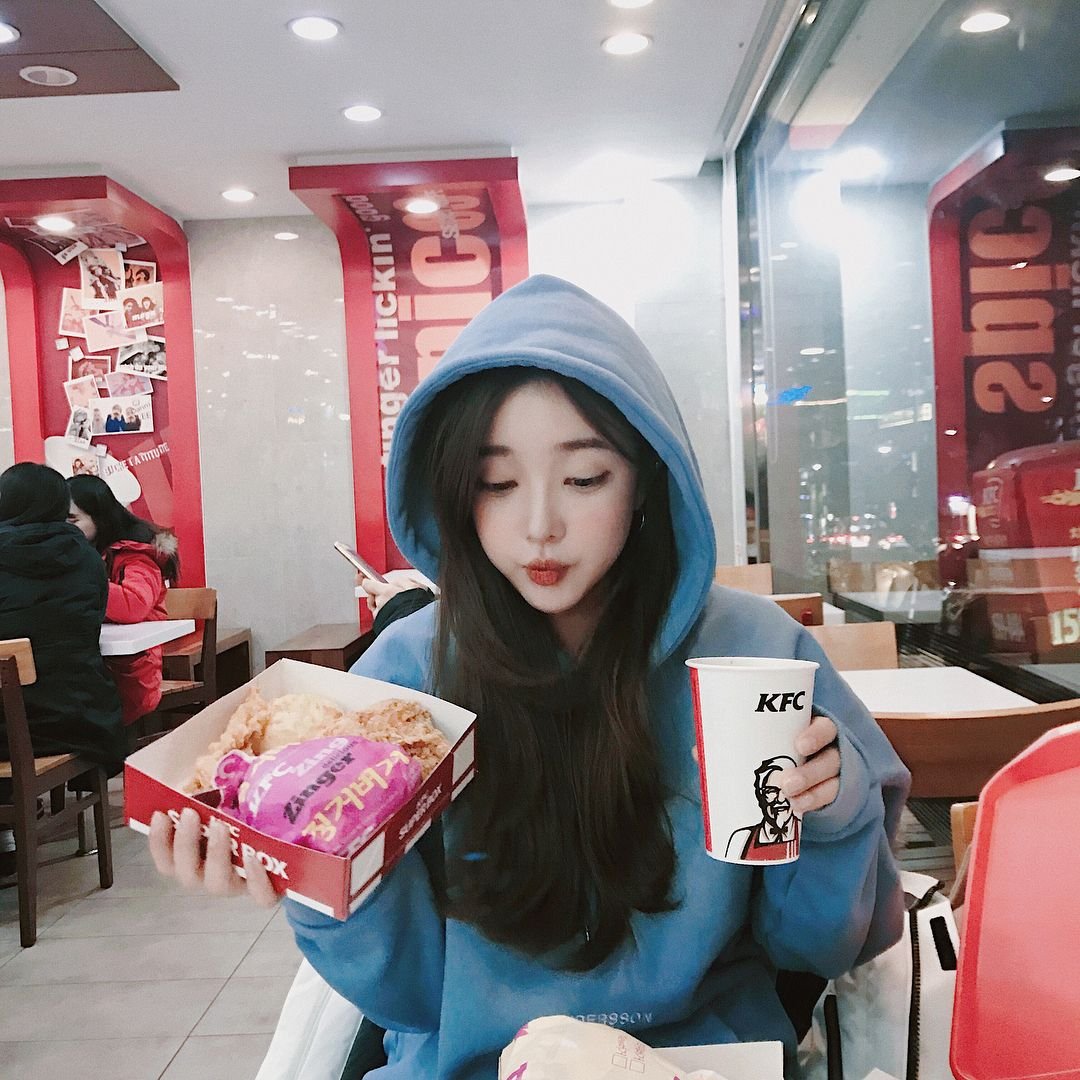 Кореянка с едой