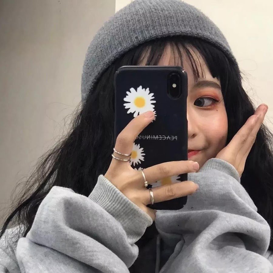 Кореянка с телефоном