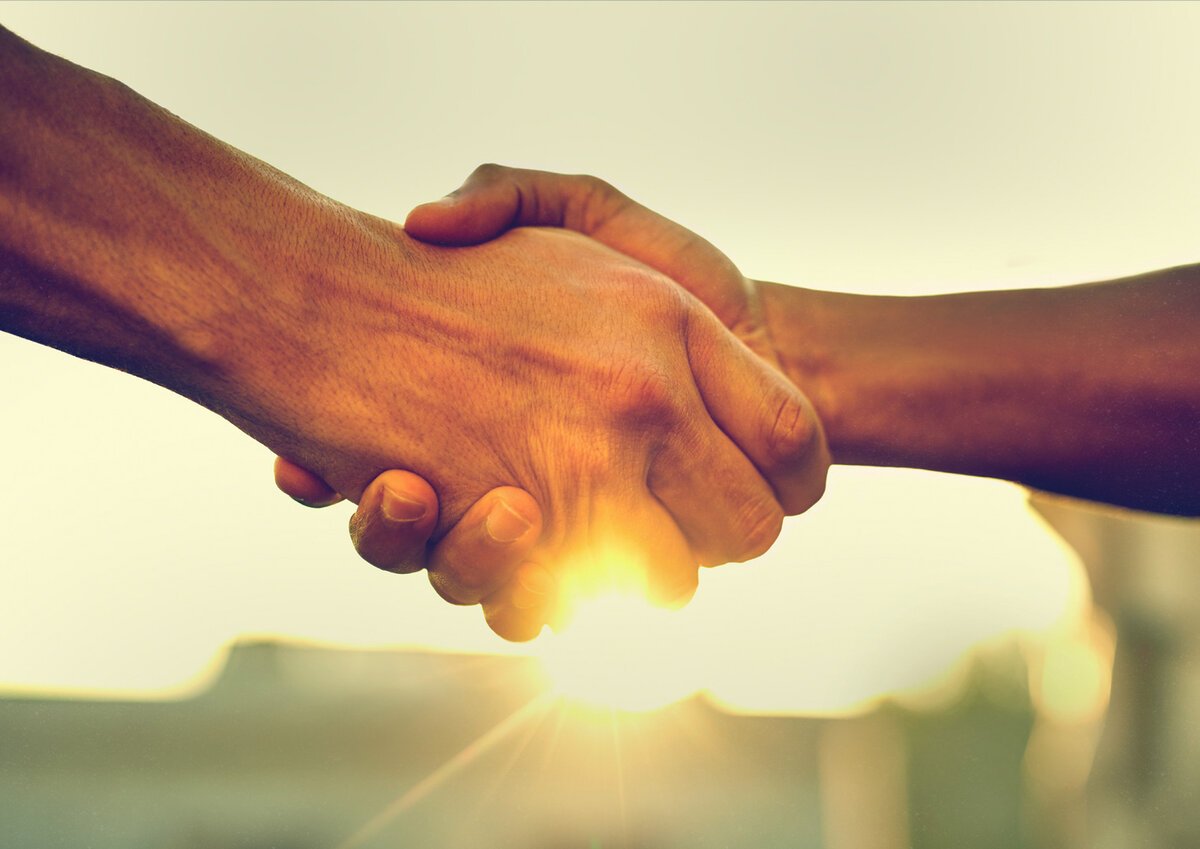 Рукопожатие на фоне заката