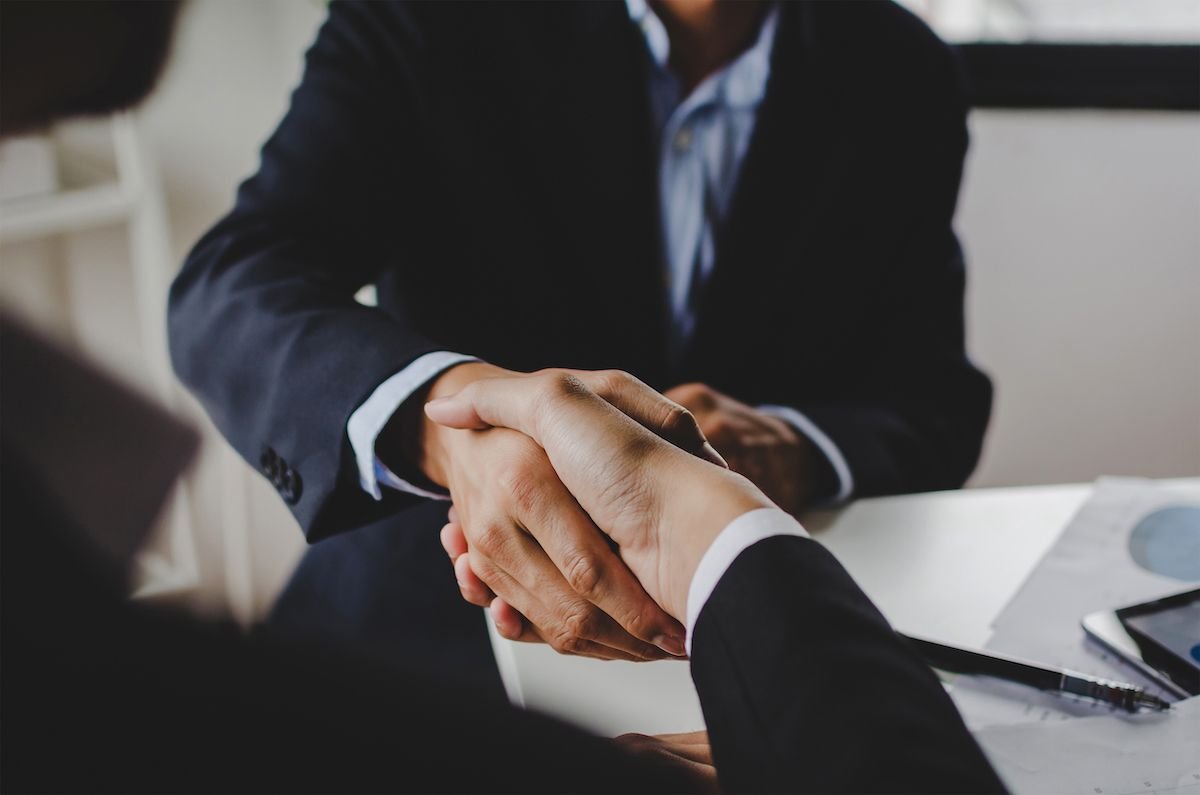 Рукопожатие за столом