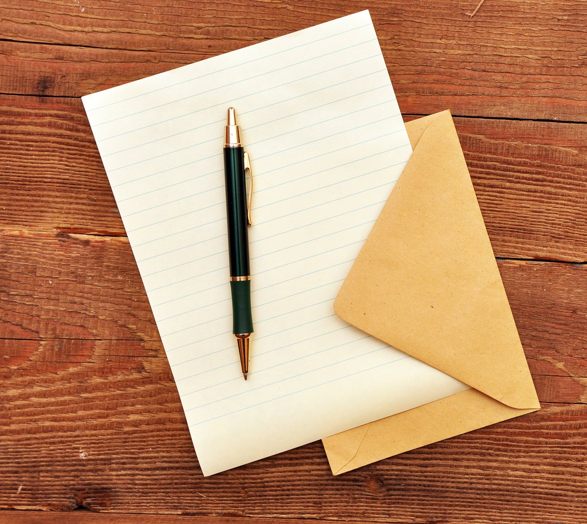 Ручка и листок на столе