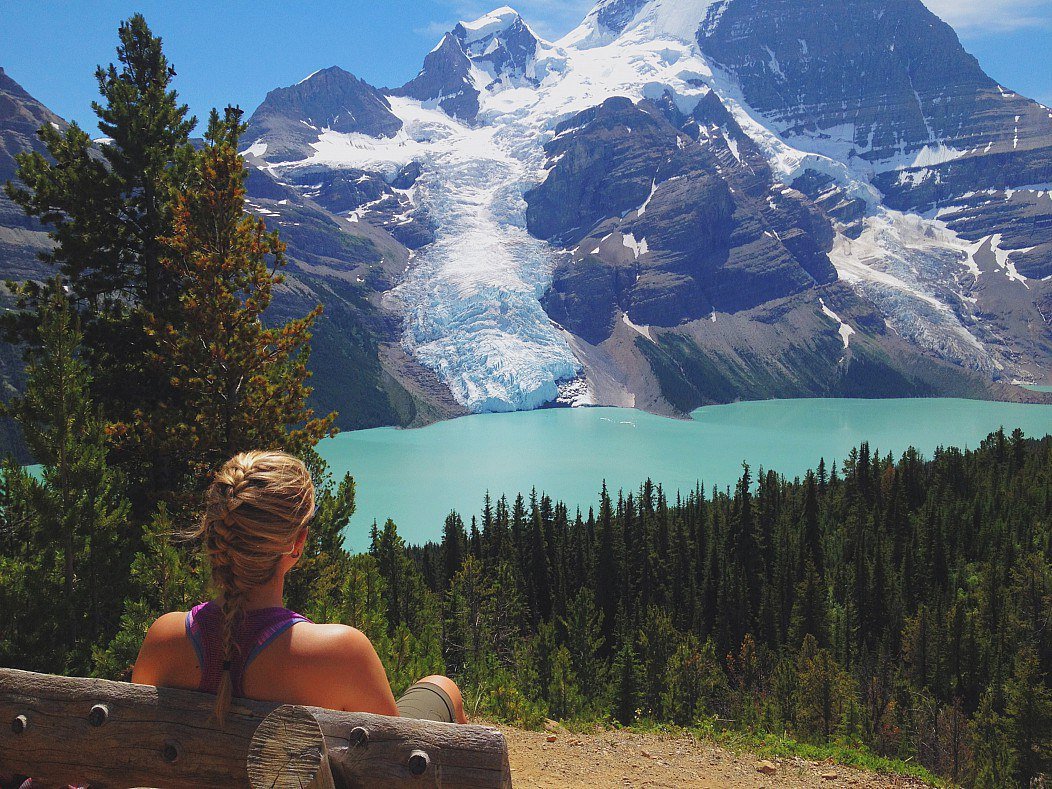 Девушка горы озеро