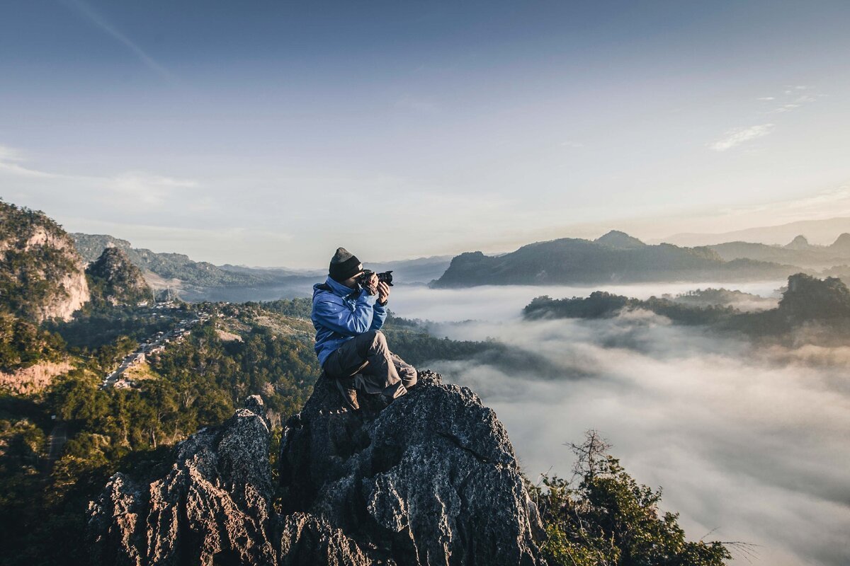 Человек на фоне гор