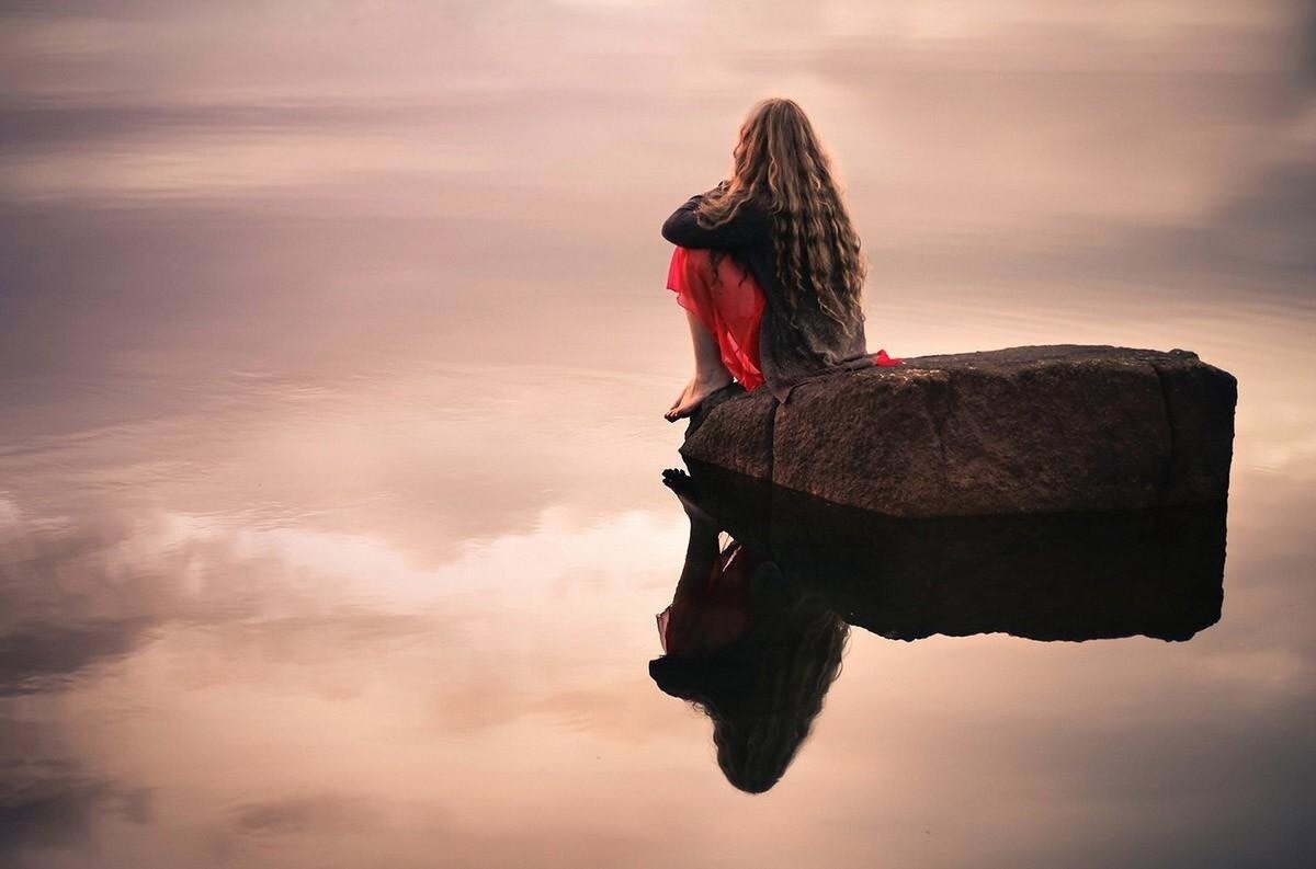 Девочка с мишкой спиной