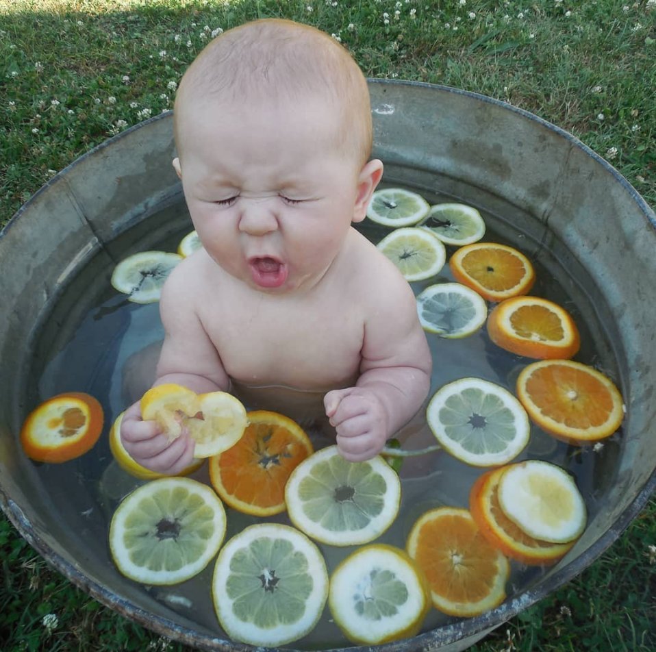 Смешной и добрый ребенок