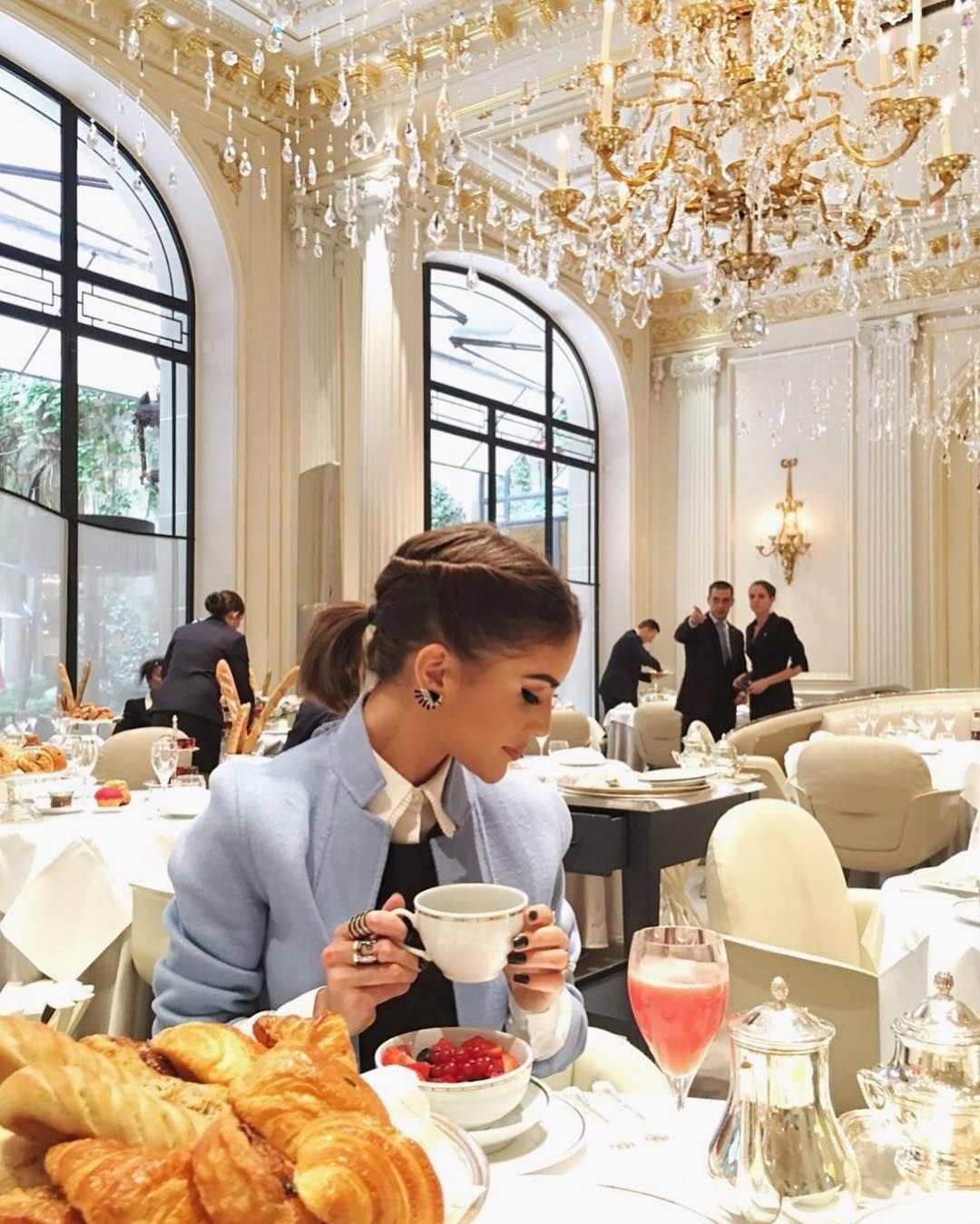 Деловые переговоры в кафе