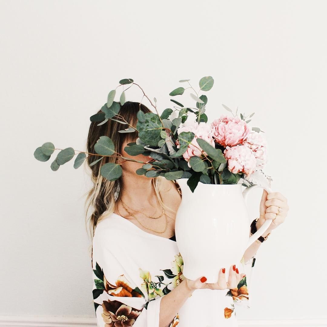 Девушка цветы Минимализм