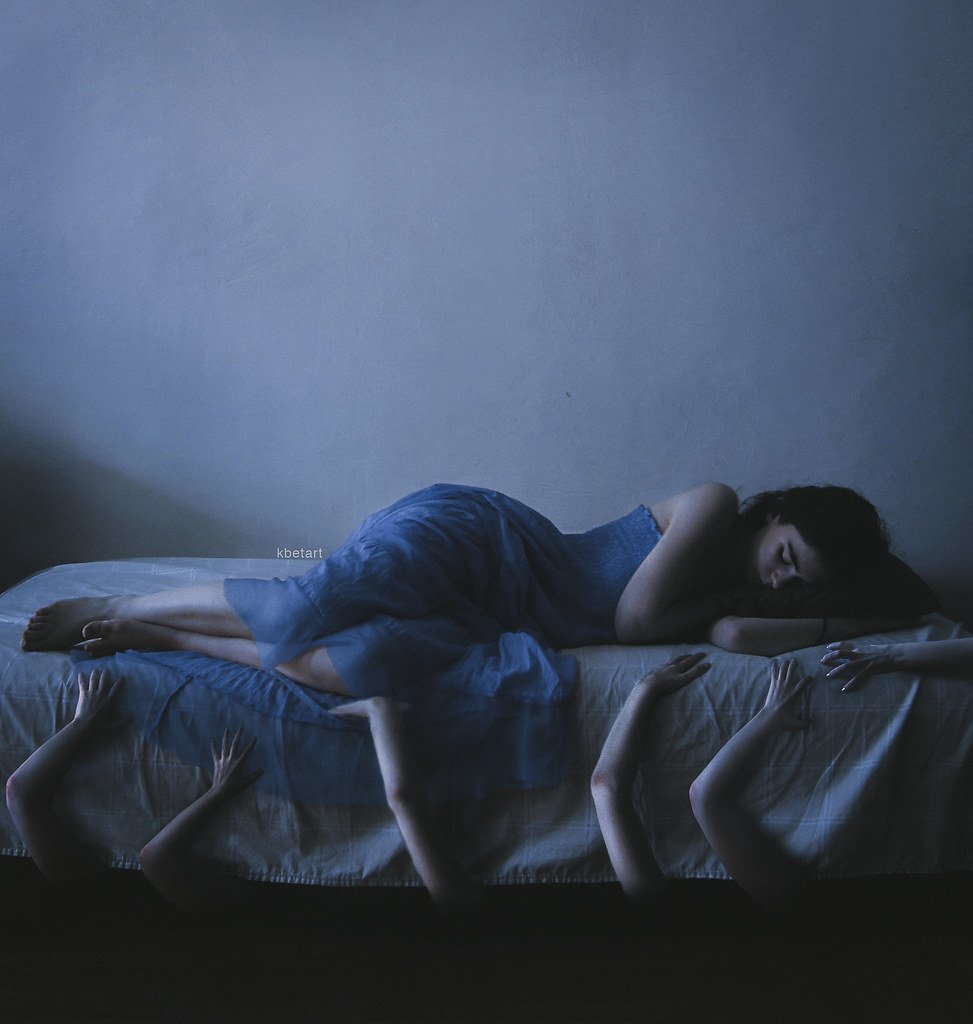 Девушка на кровати СП Ной