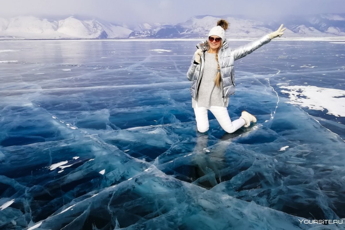 Девушка на Байкале зимой