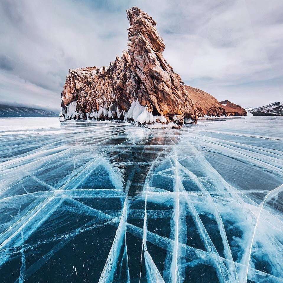 Озеро Байкал зимой