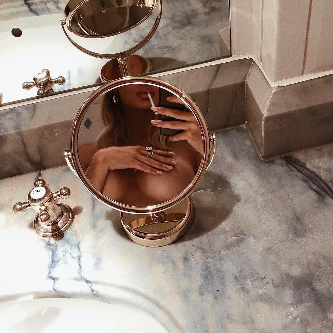 Девушка в зеркале Эстетика