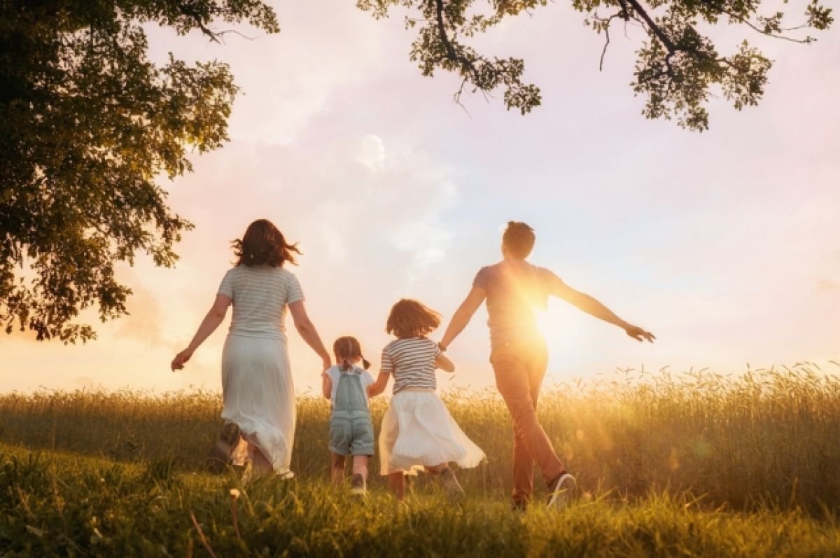 Счастливая семья на прогулке