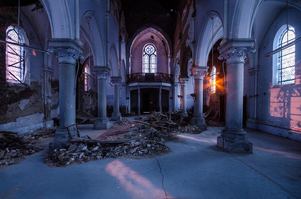 Заброшенный храм внутри
