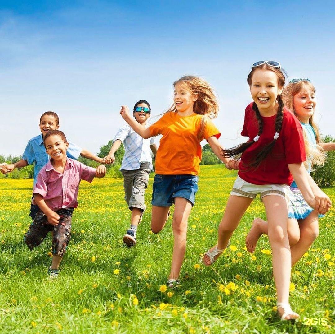 Фотосессия группы детей на природе