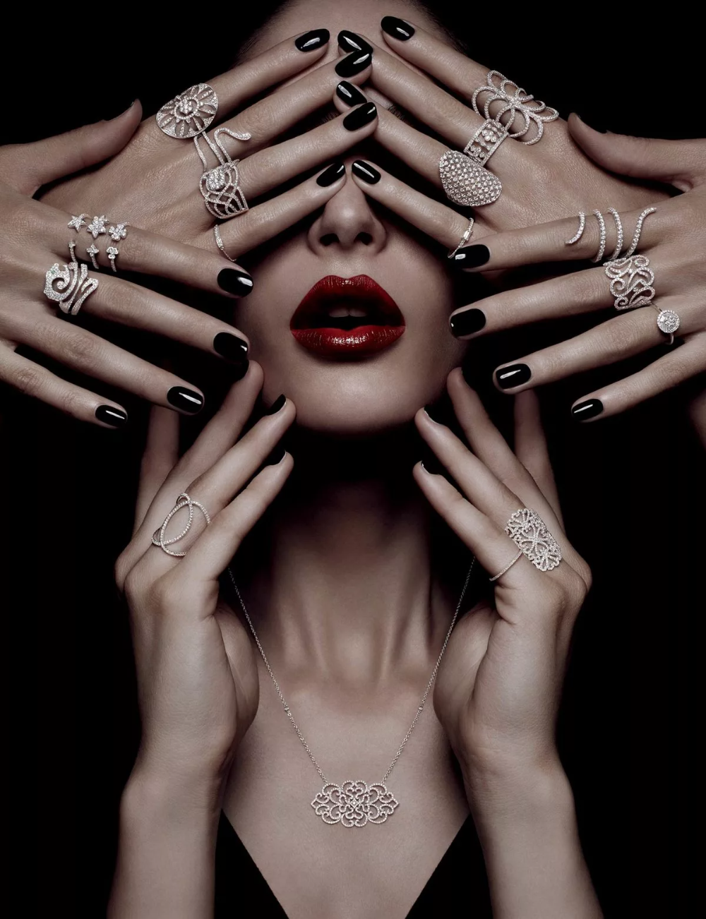 Ювелирные украшения на девушке