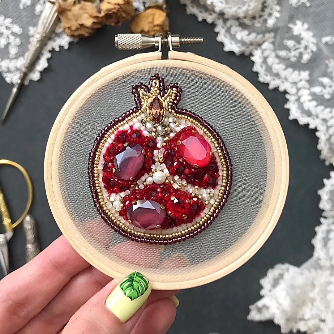 Брошь гранат вышивка кристаллами