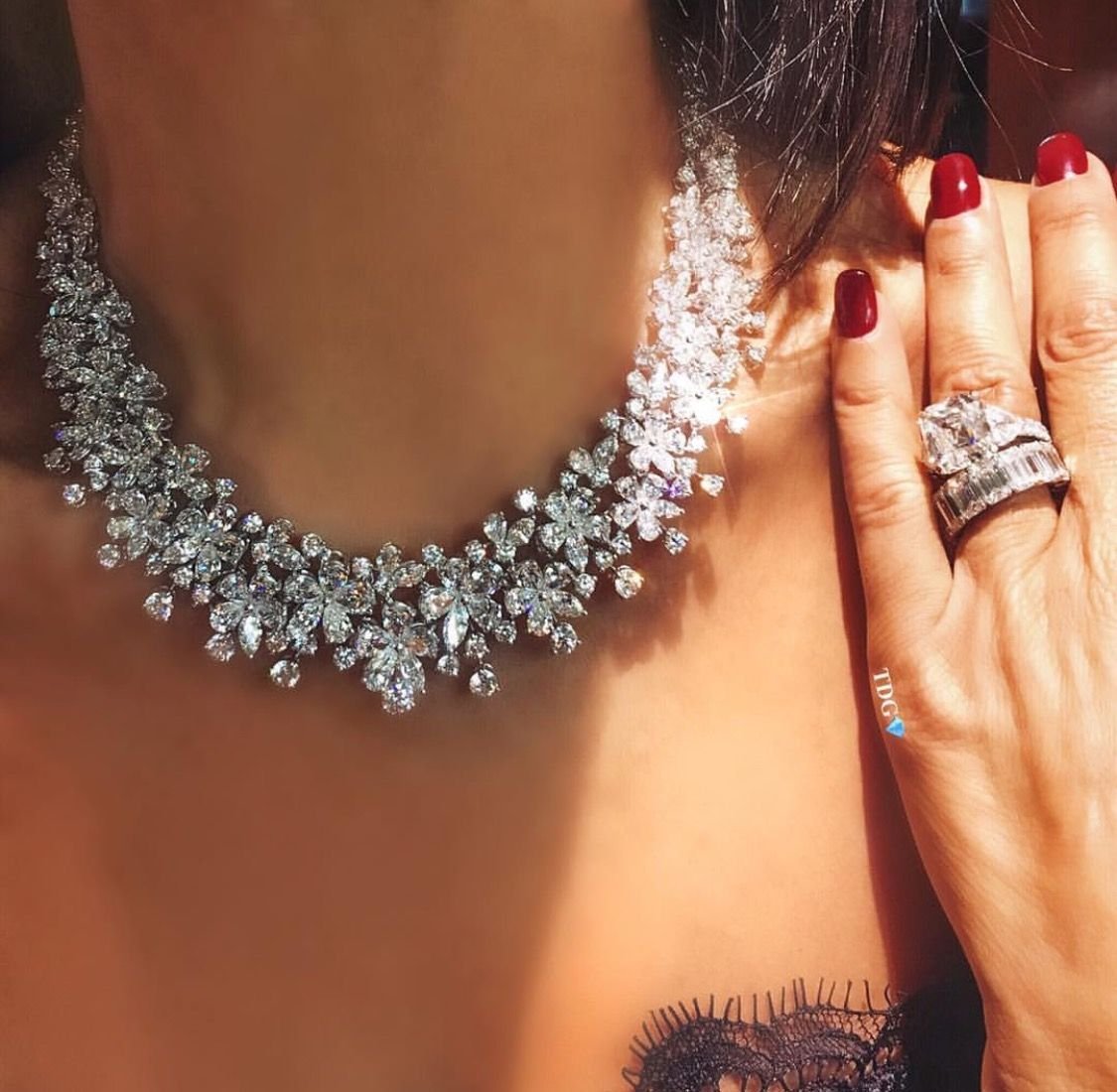 Девушка в колье