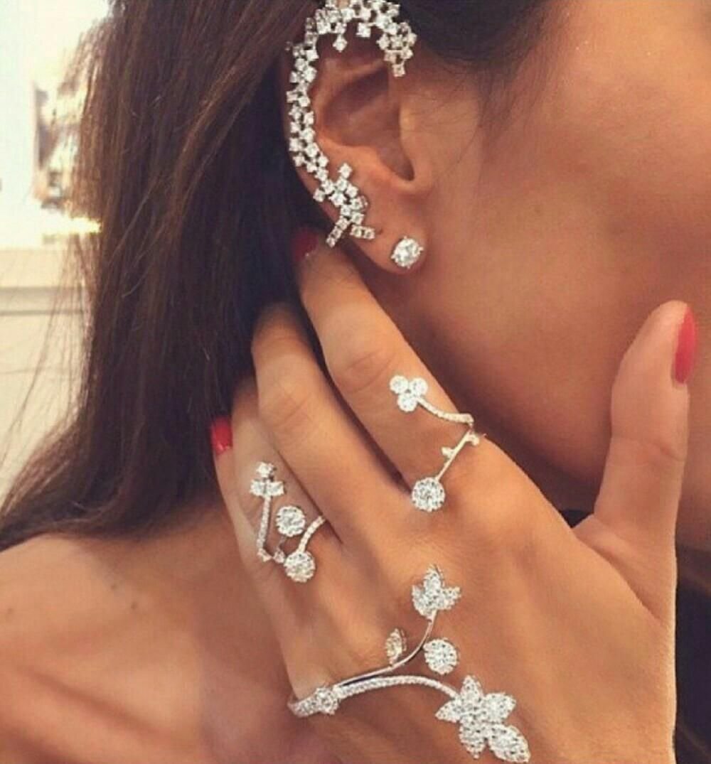 Бриллиантовые серьги на девушке