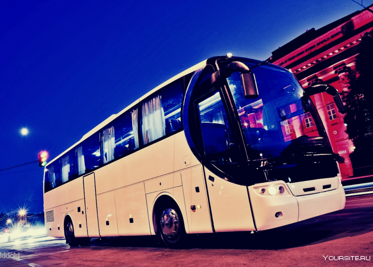 Автобус голубой с дверью на белом фоне