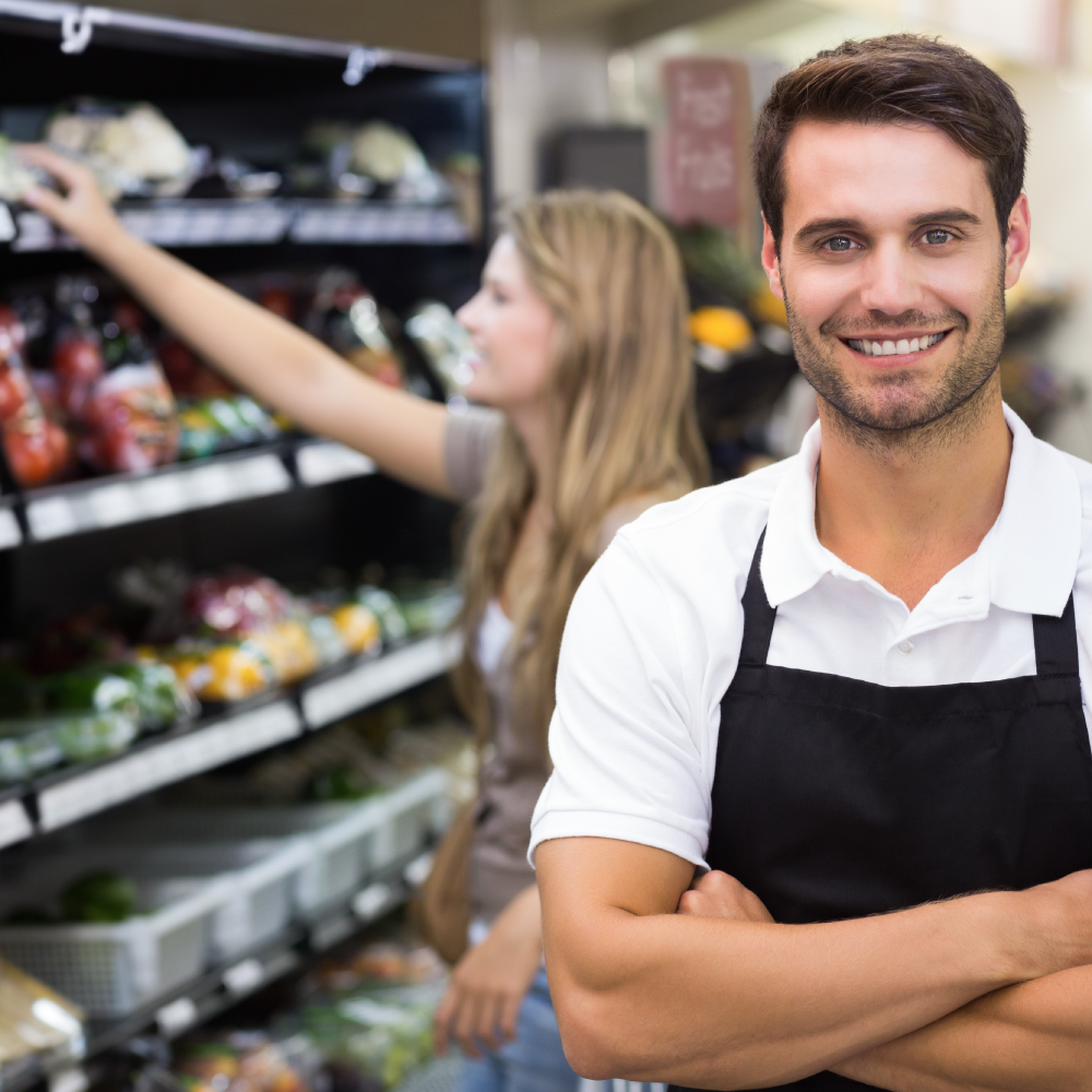 Продавец в магазине запчастей