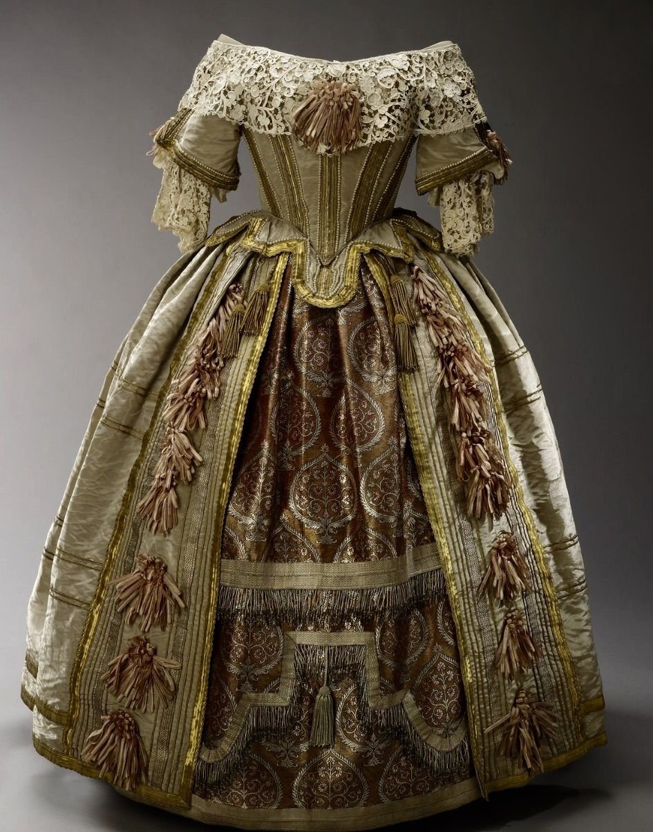 Испанский свадебный костюм