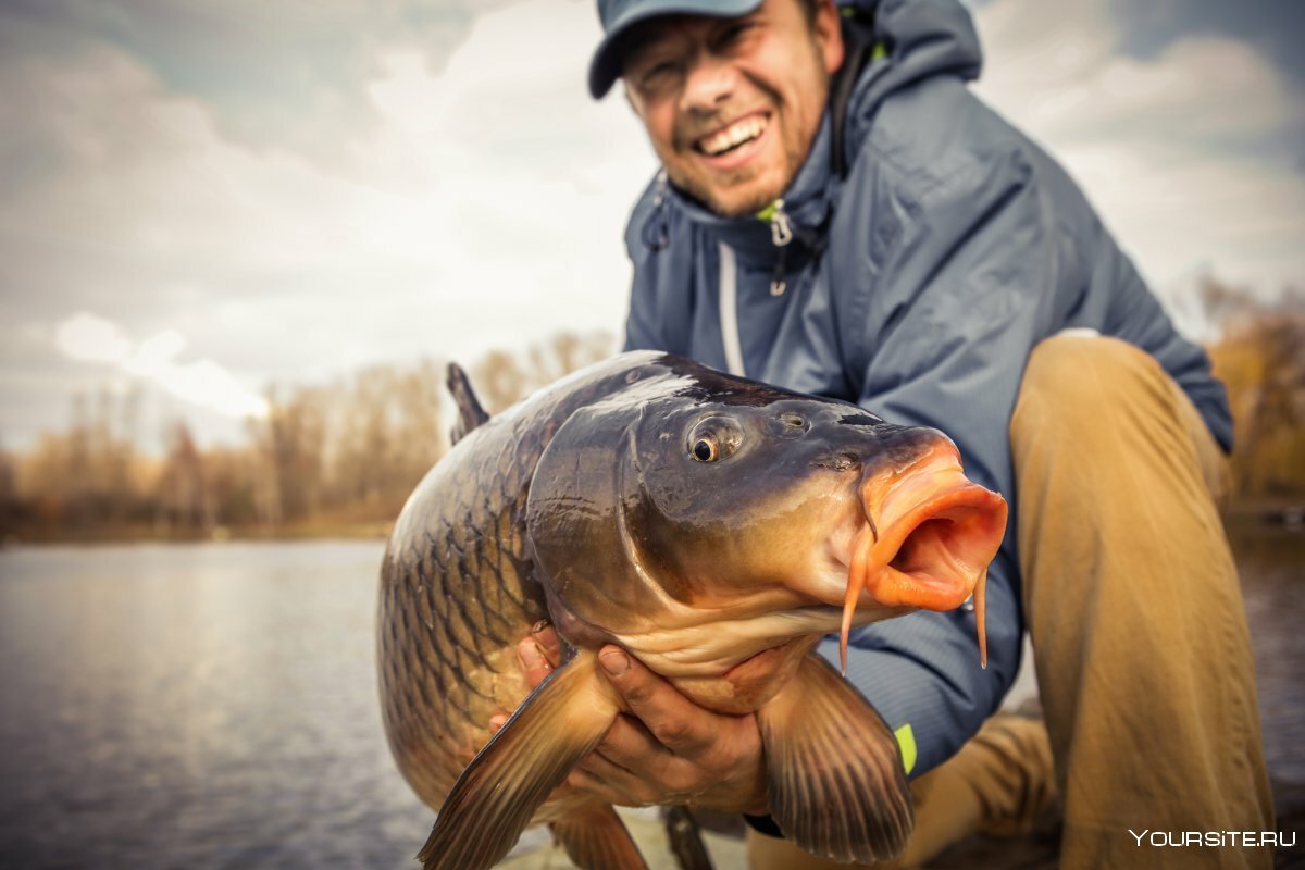 Рыбак с большой рыбой