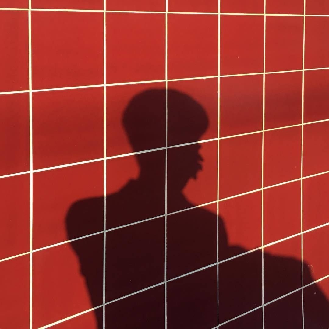 Тень девушки с рожками