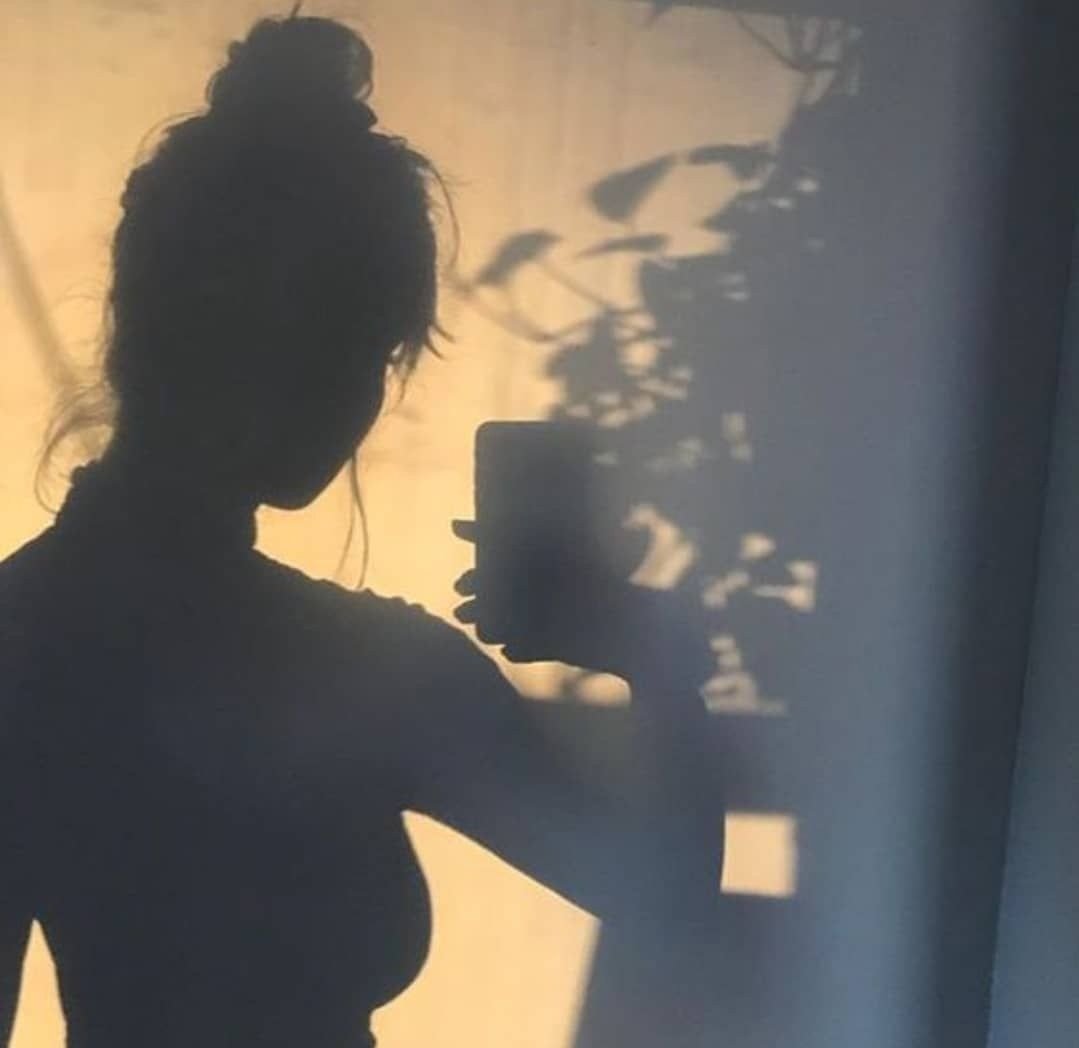 Тень девушки на стене