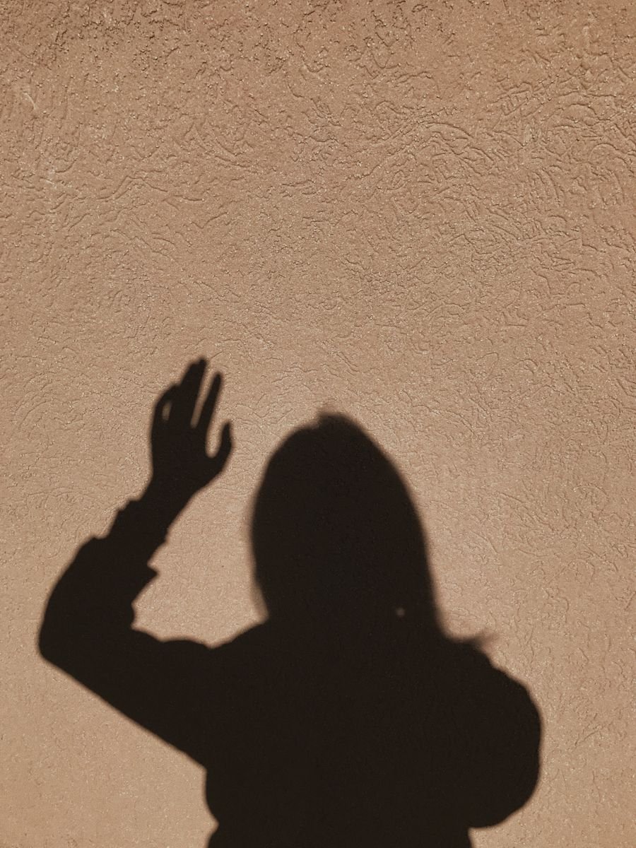 Тень девушки с короной