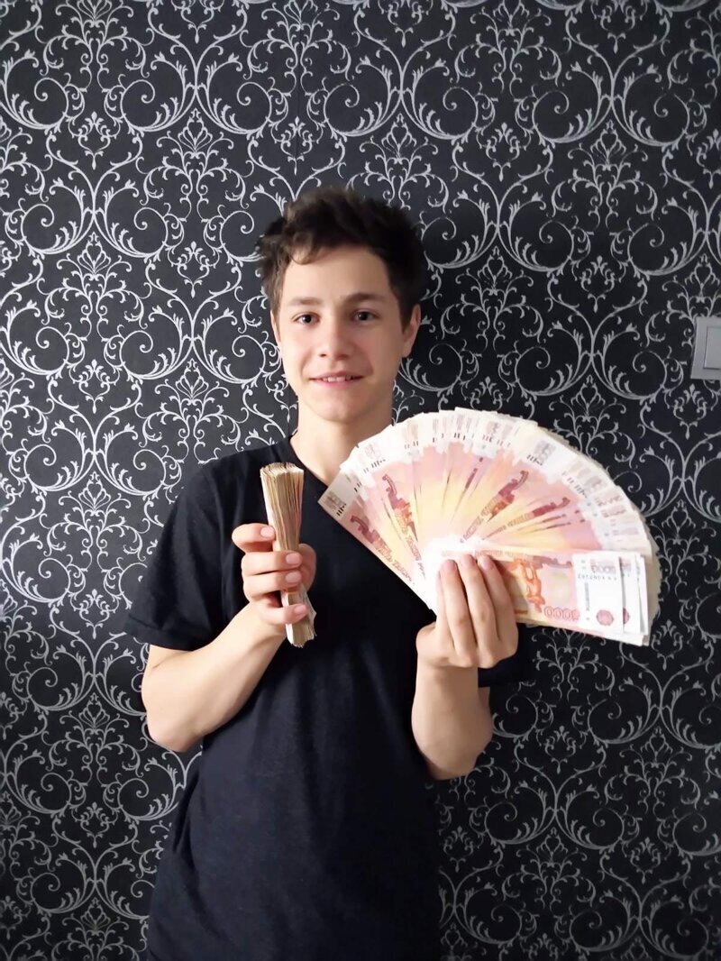 Человек с пачкой денег