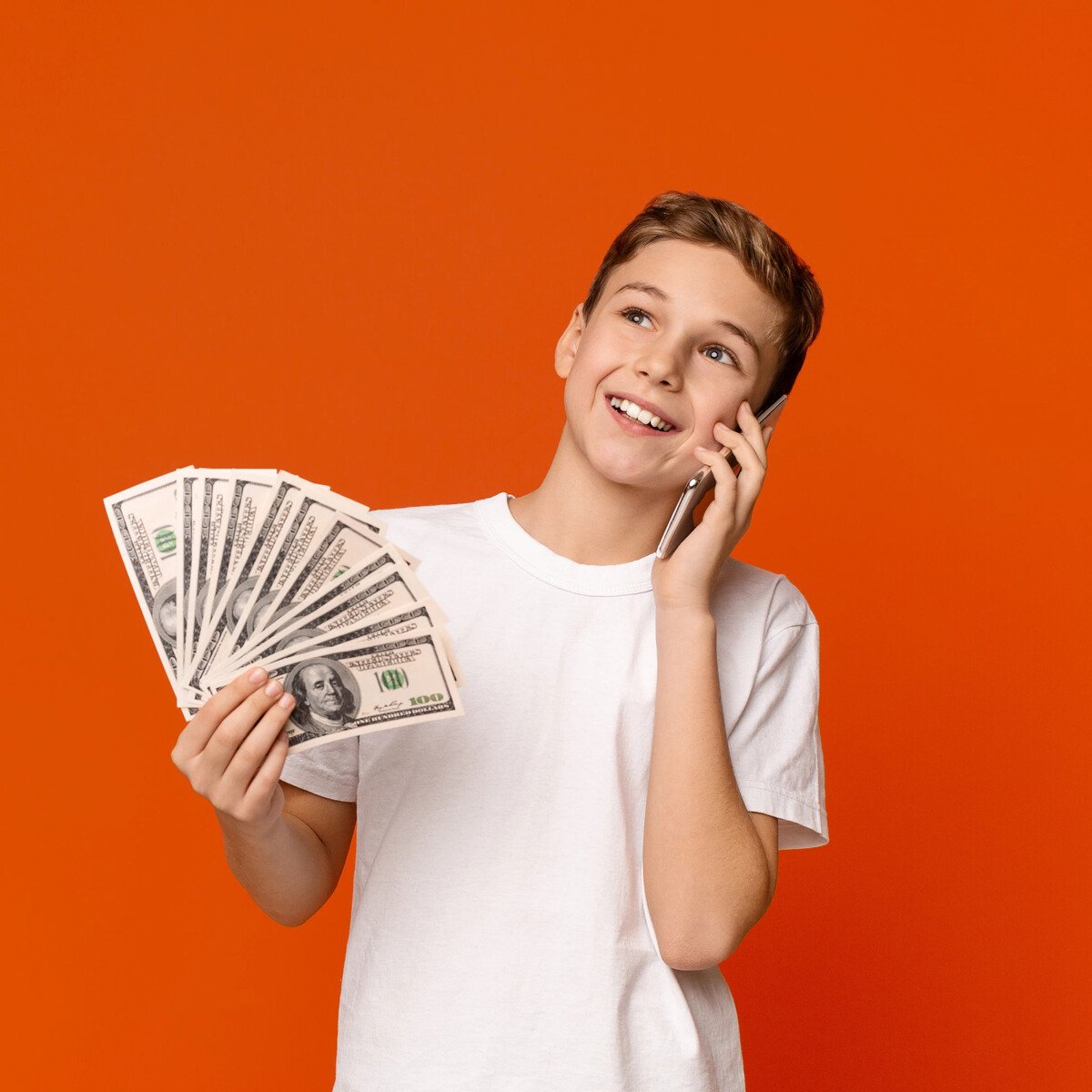 Подросток с деньгами в руках