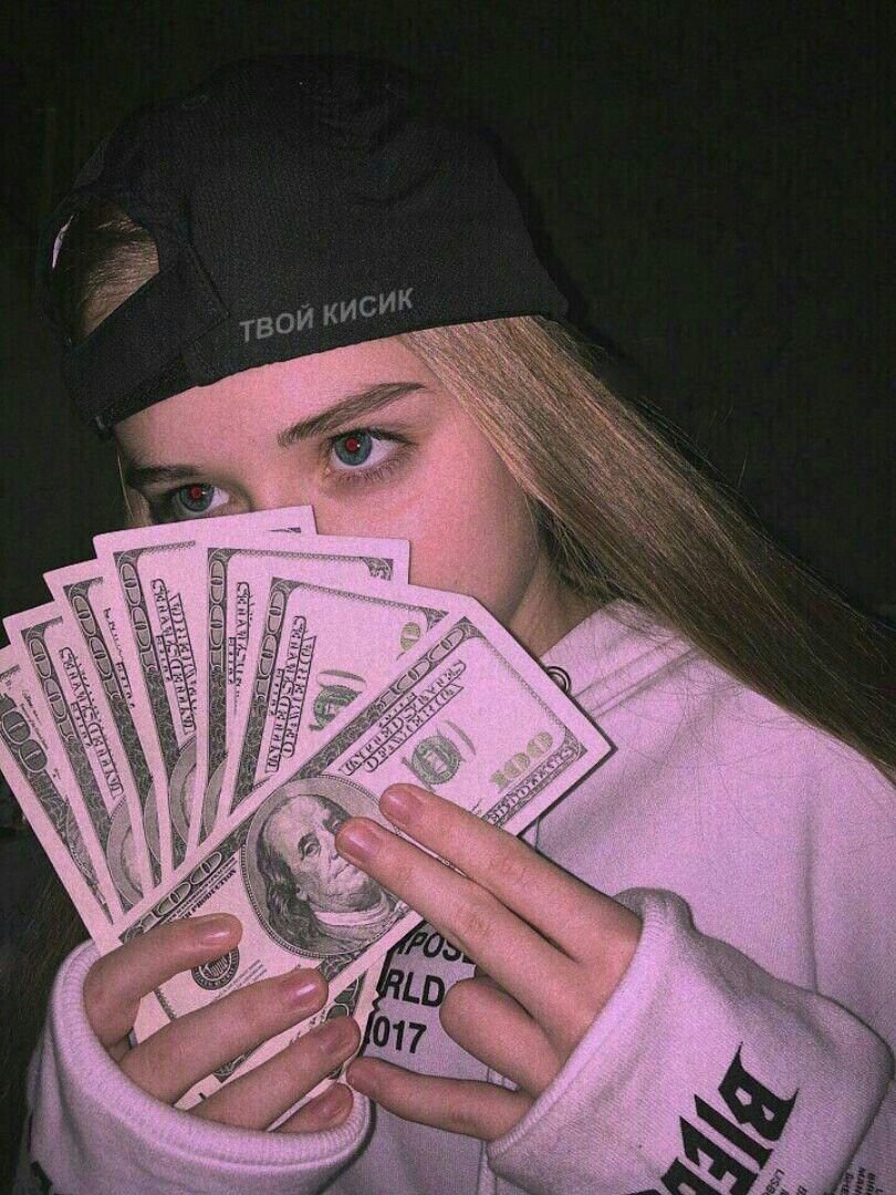 Девушка с деньгами