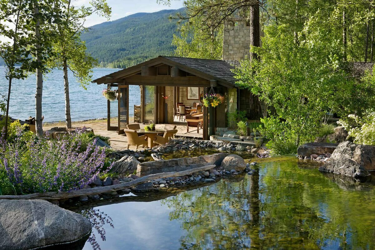 Тини Хаус у озера