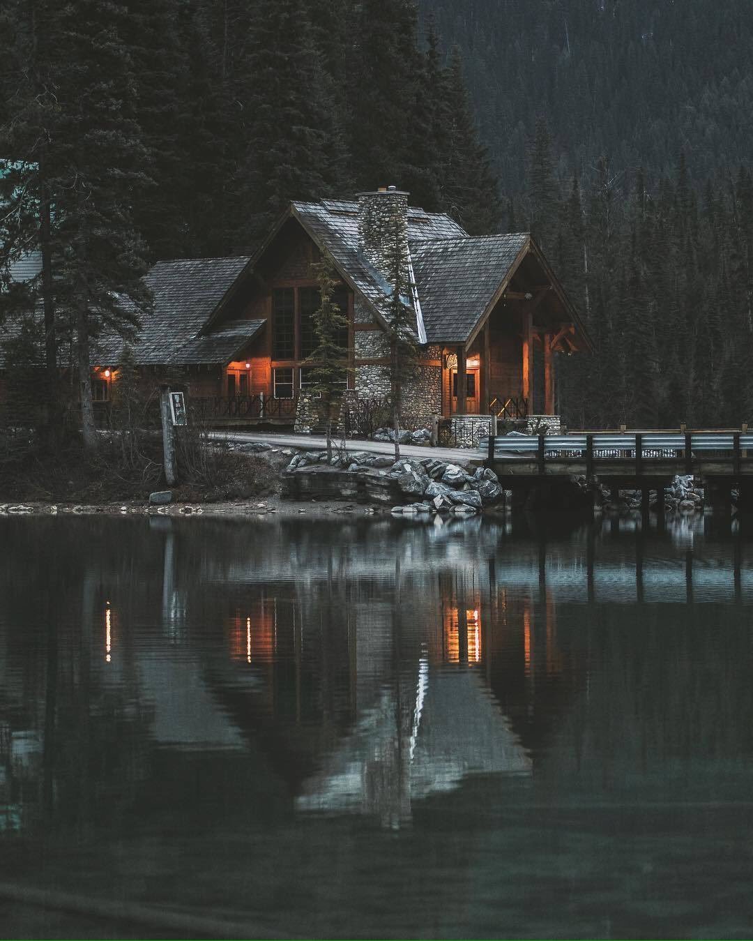 Красивая Хижина в лесу