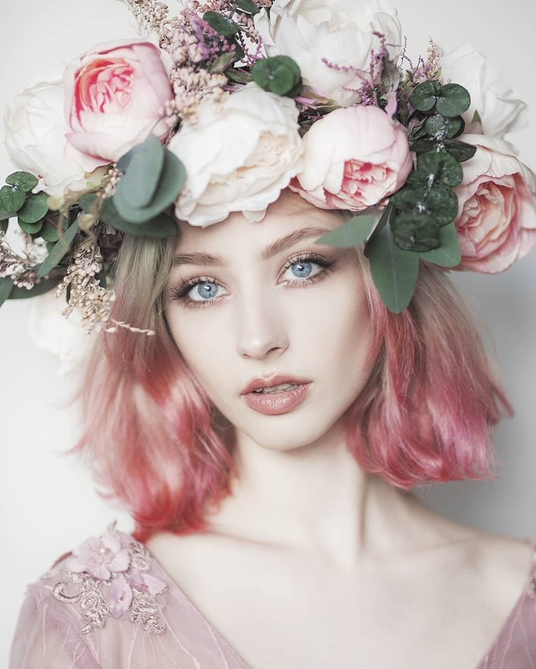 Референс девушка с венком