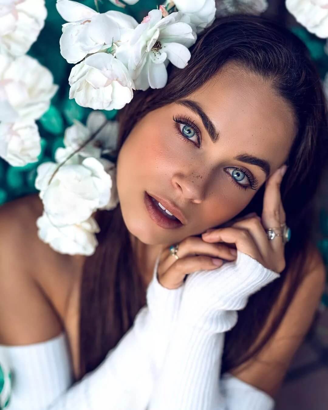 Девушка с цветами