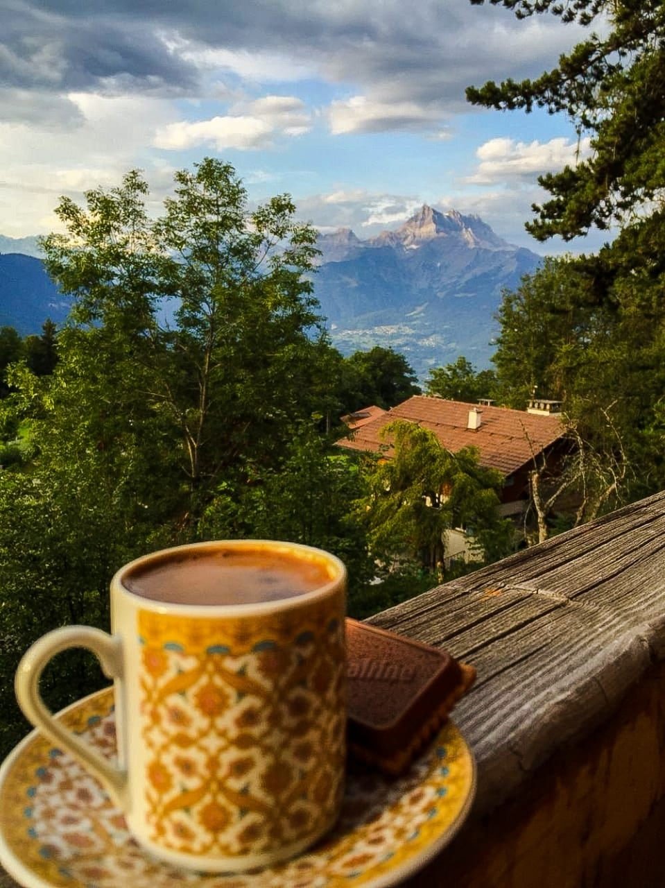 Чашка кофе на природе