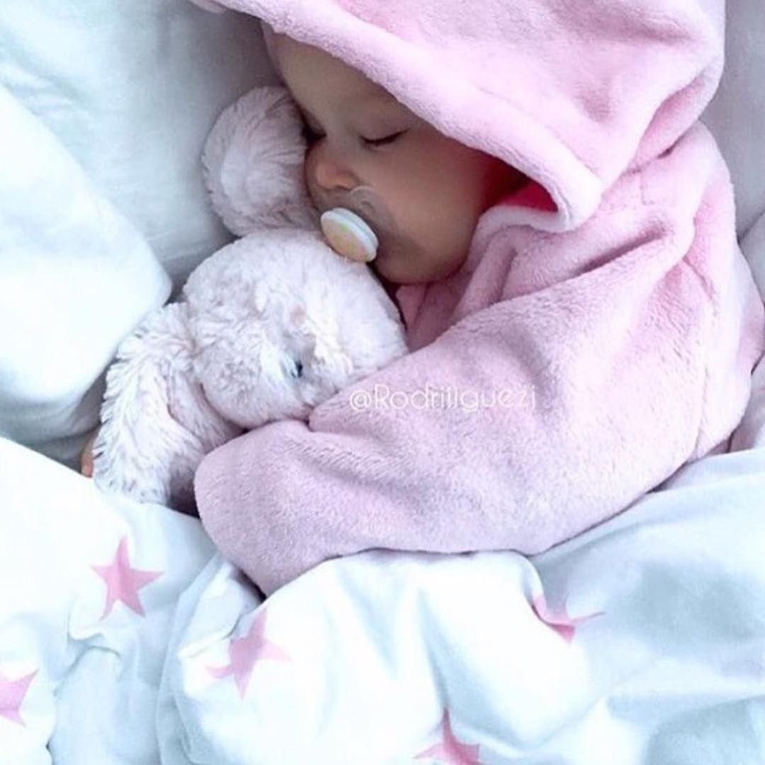 Маленький ребенок спит