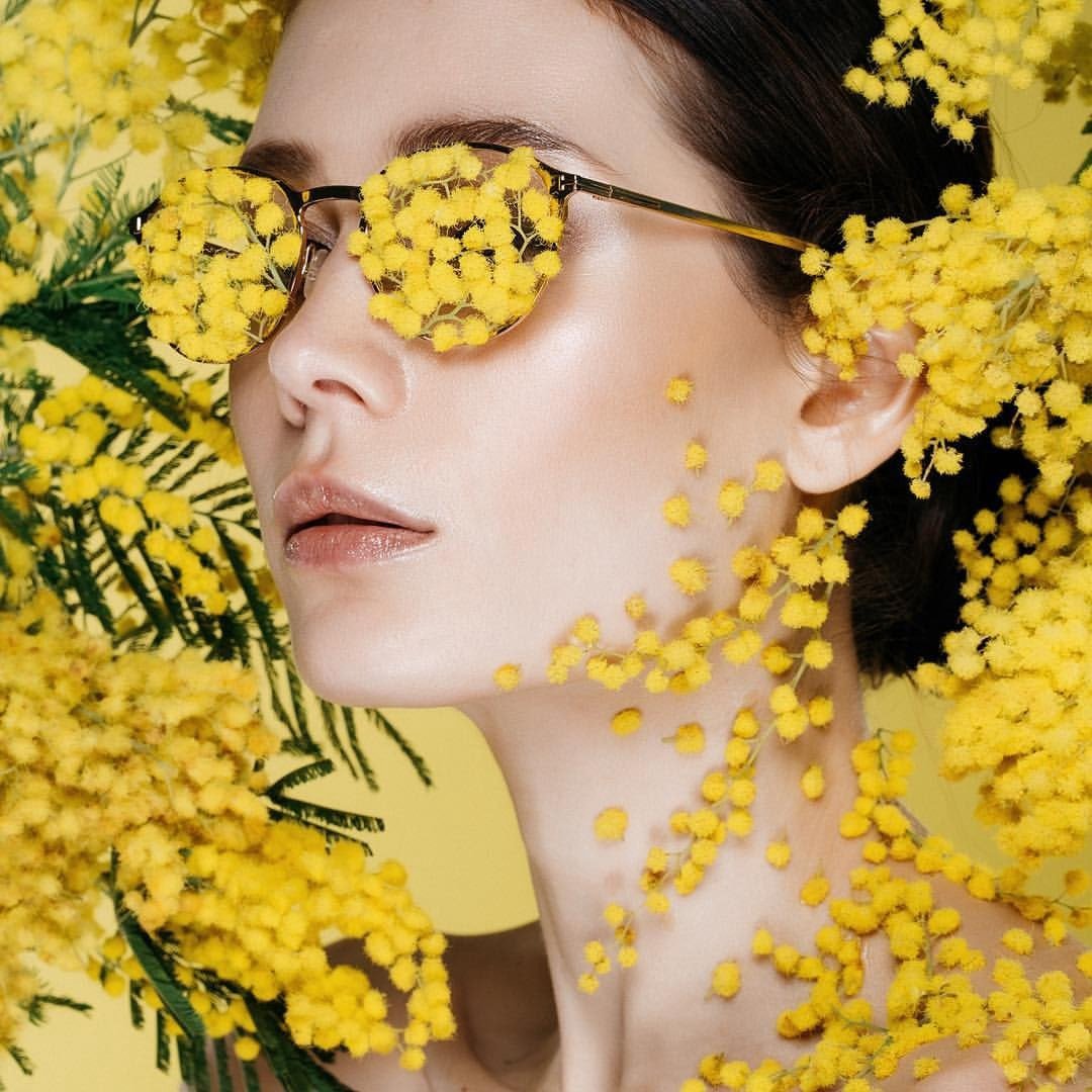 Девушка с желтыми цветами