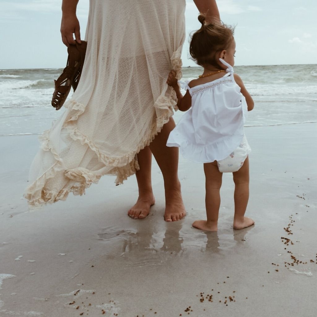 Мама и дочь на море