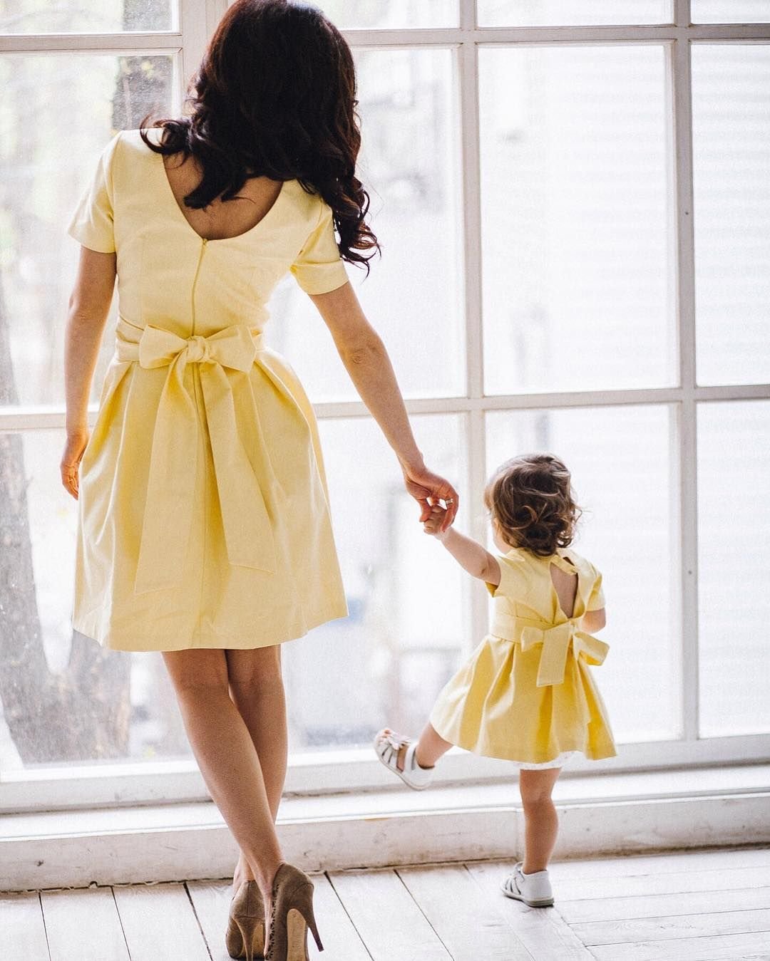 Мама в красивом платье