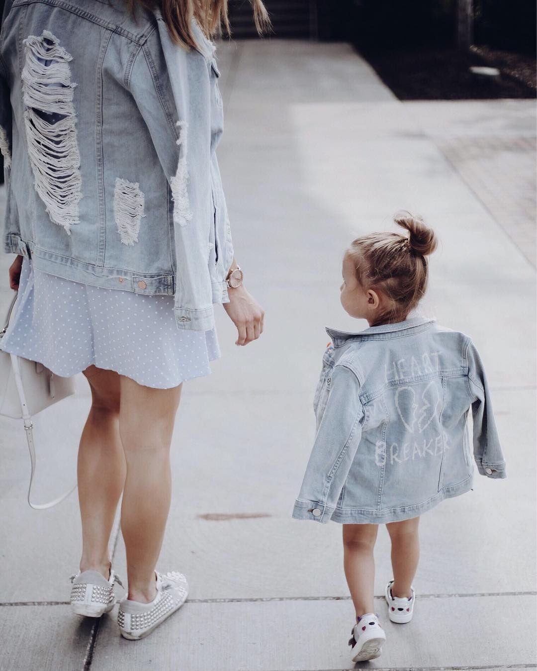 Модная девушка с ребенком