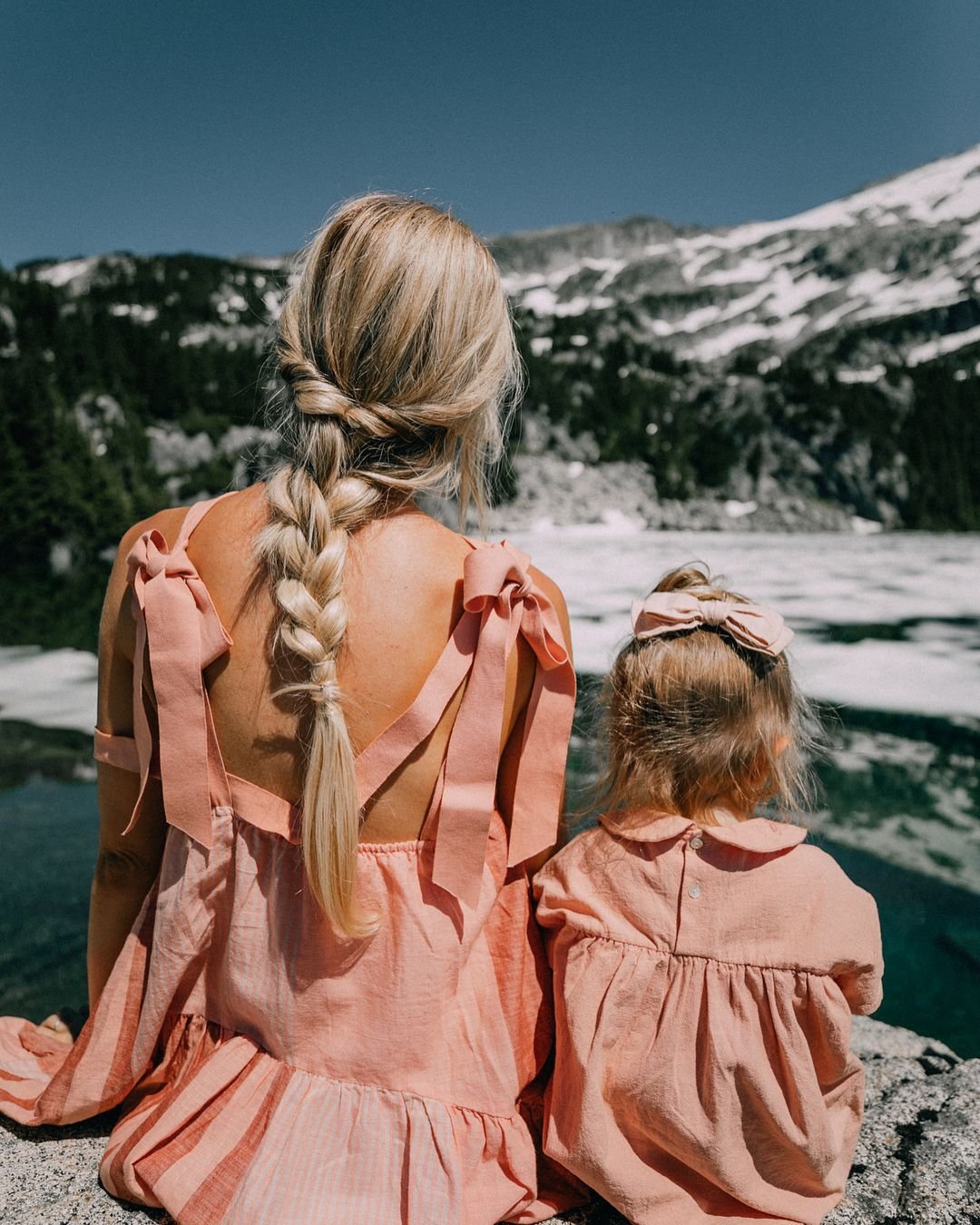 Мама и дочь со спины