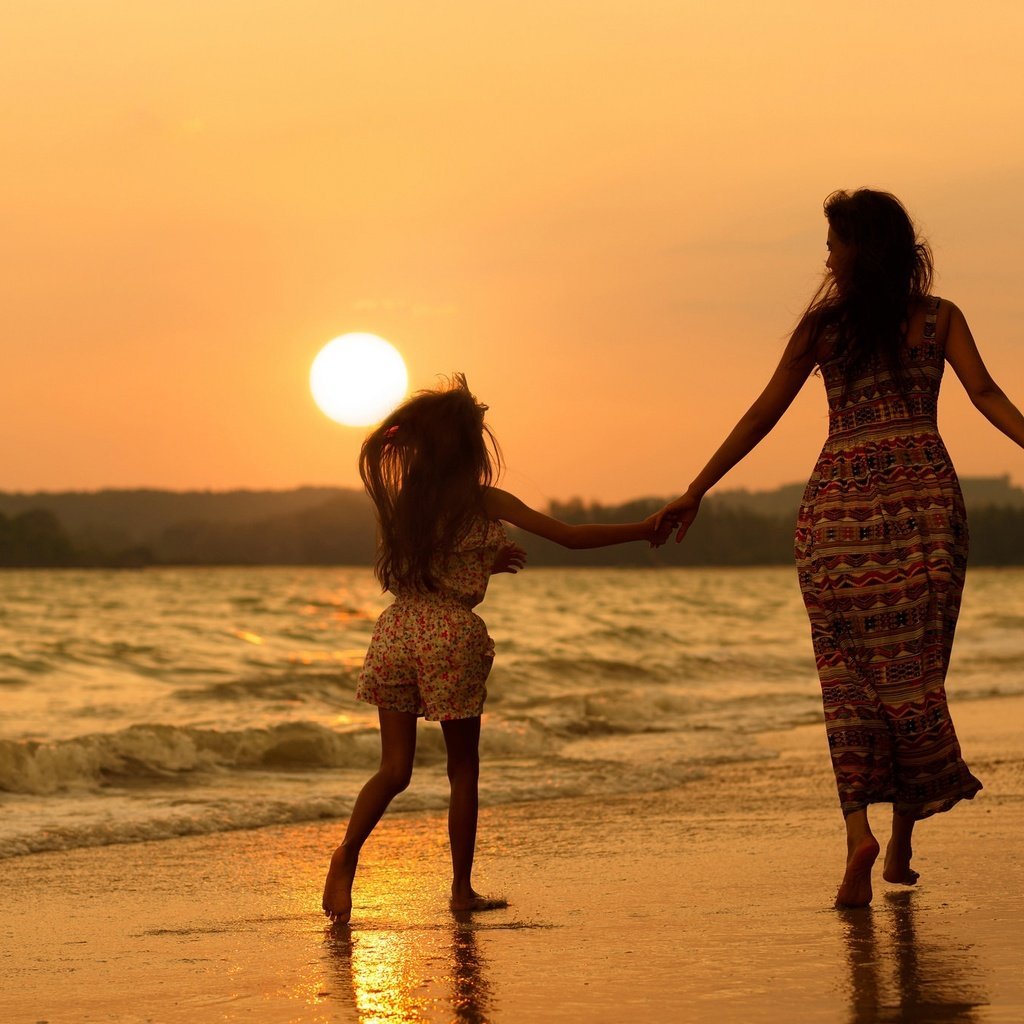 Мама с дочкой на закате