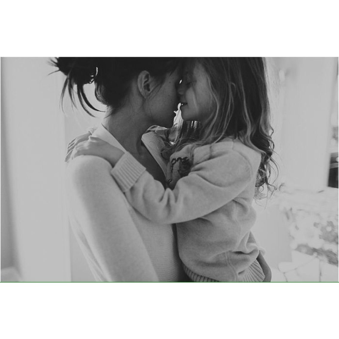 Мама и дочь обнимаются спиной