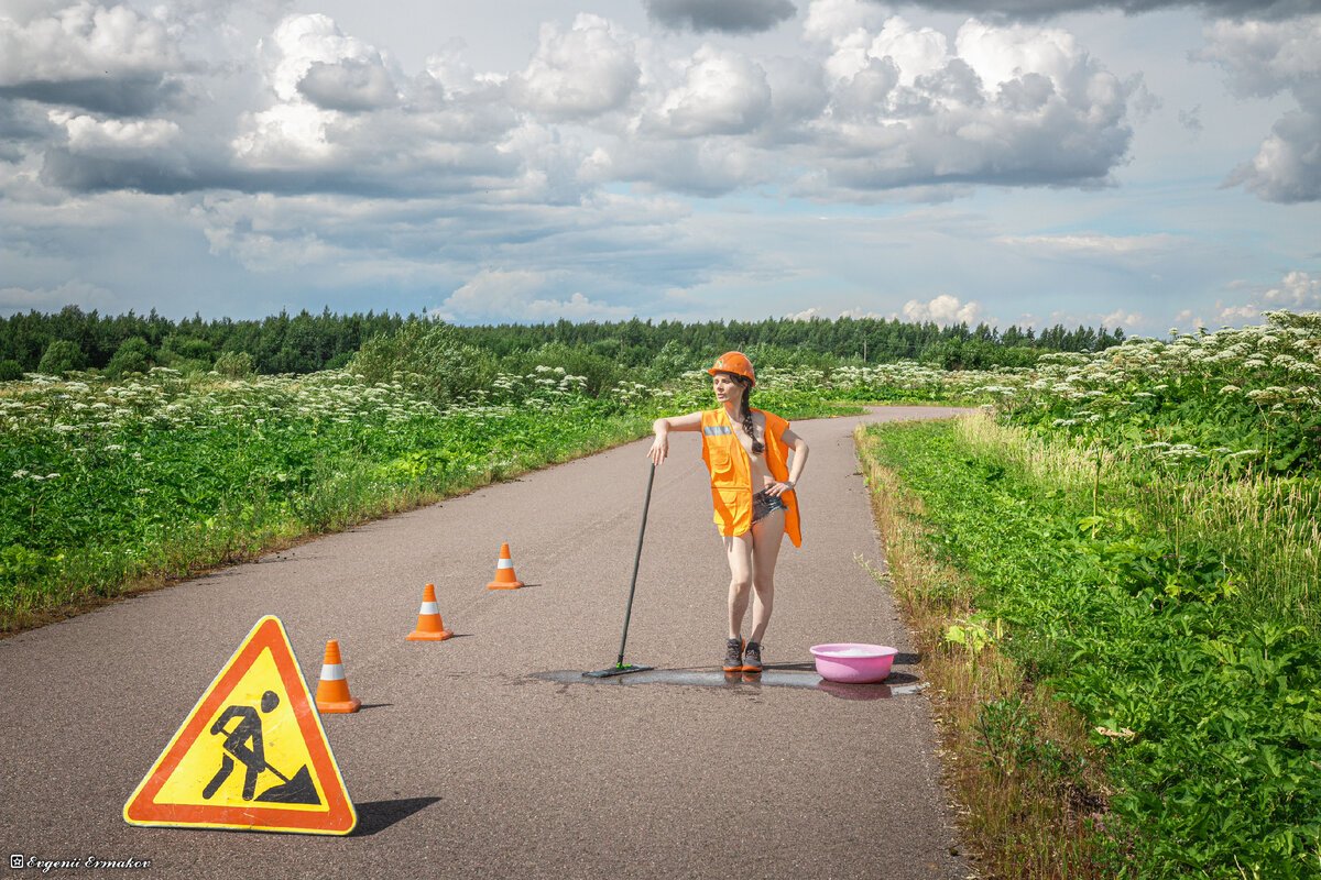 Дорожные рабочие в рыжем летом