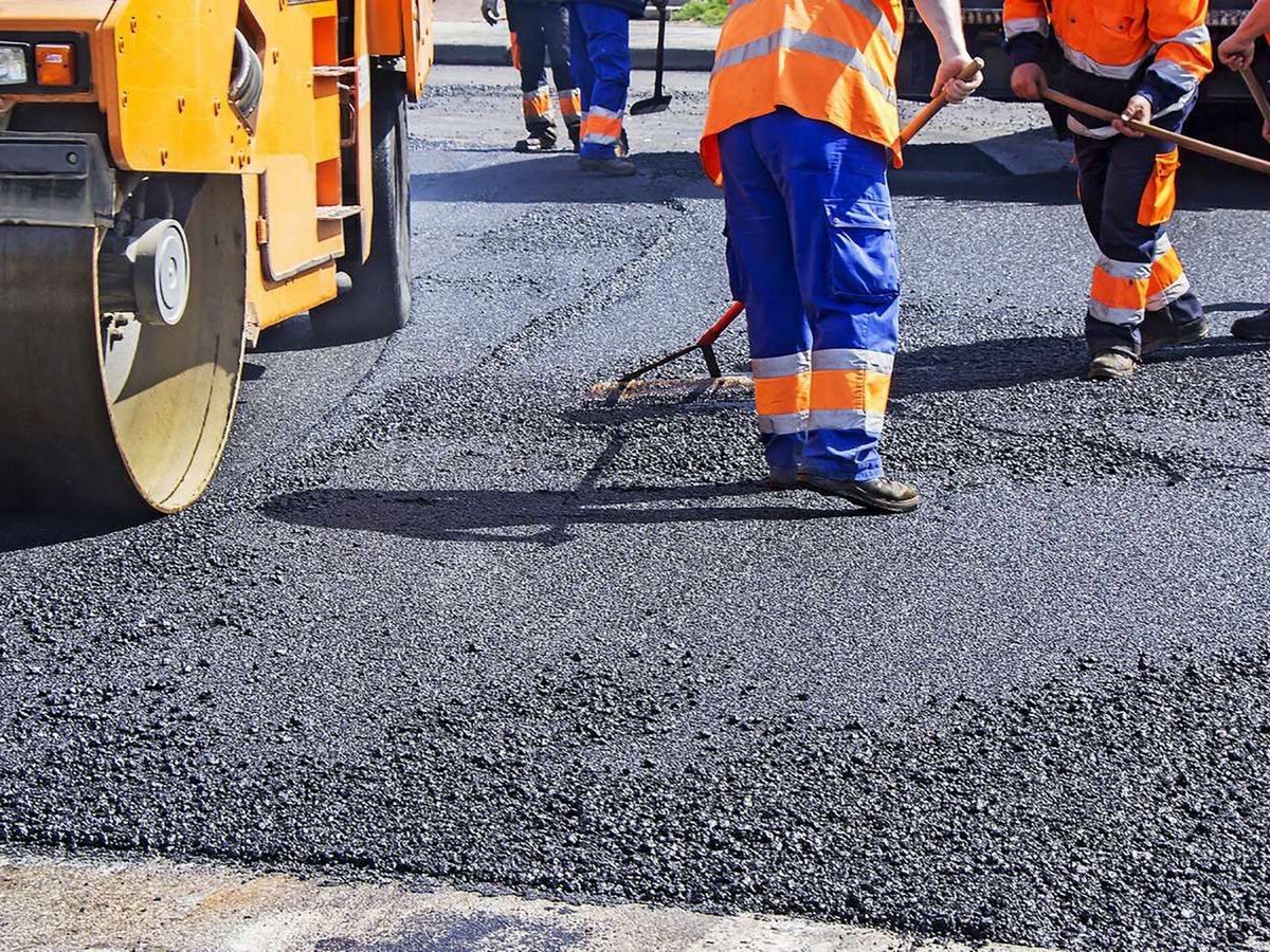 Фото с работником дороги