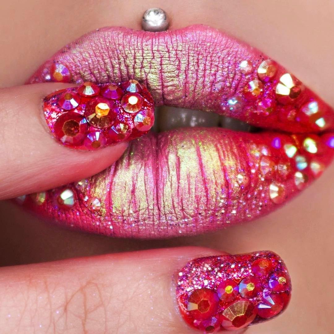 Макияж со стразами на губах